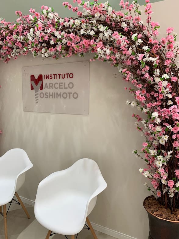 Recepção do Instituto Moshimoto com arco de cerejeira