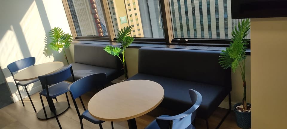 Cafeteria corporativa com torre verde
