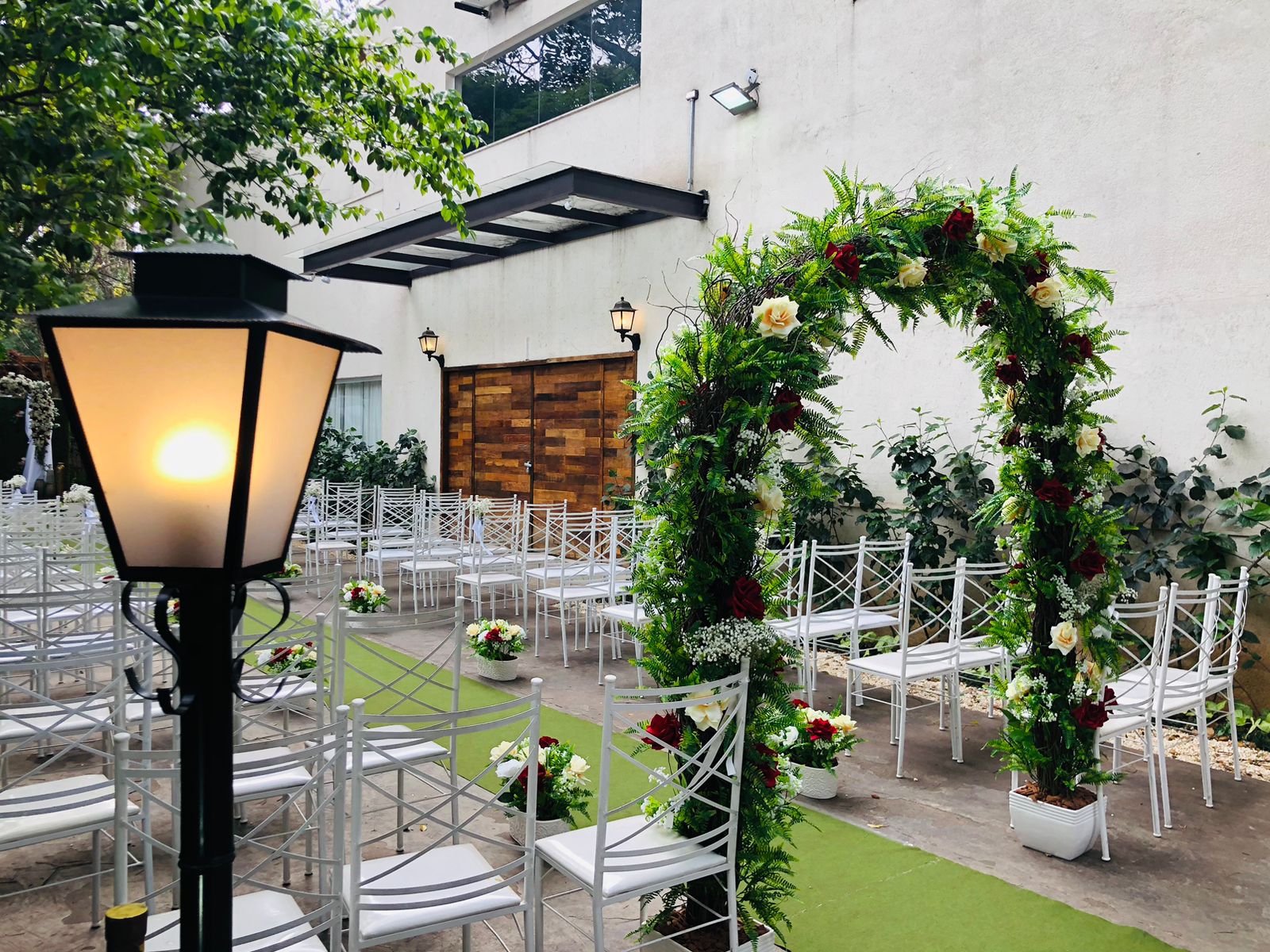Buffet com altar de cerimônia decorado