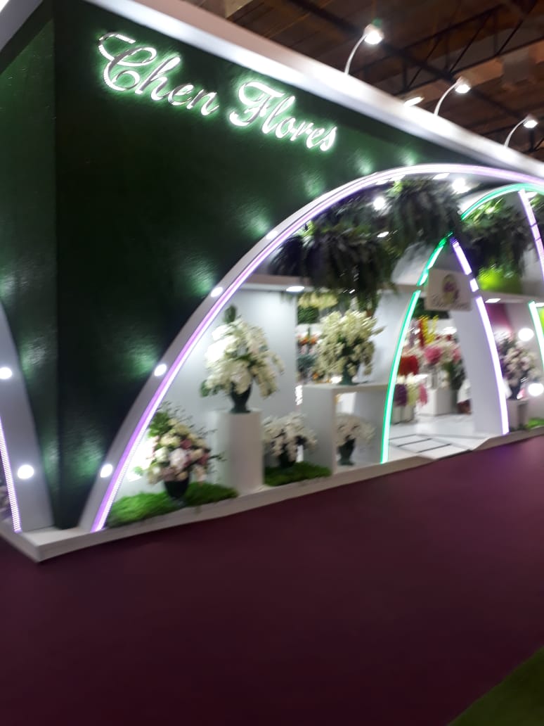 Stand de evento com flores