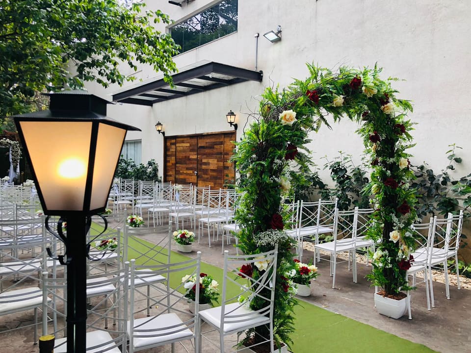 Buffet com altar de cerimônia decorado