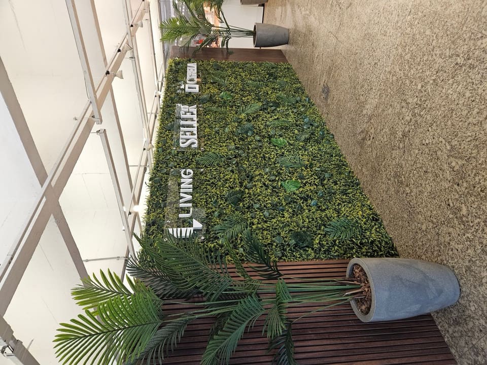 Jardim vertical permanente em parede longa de stand de vendas