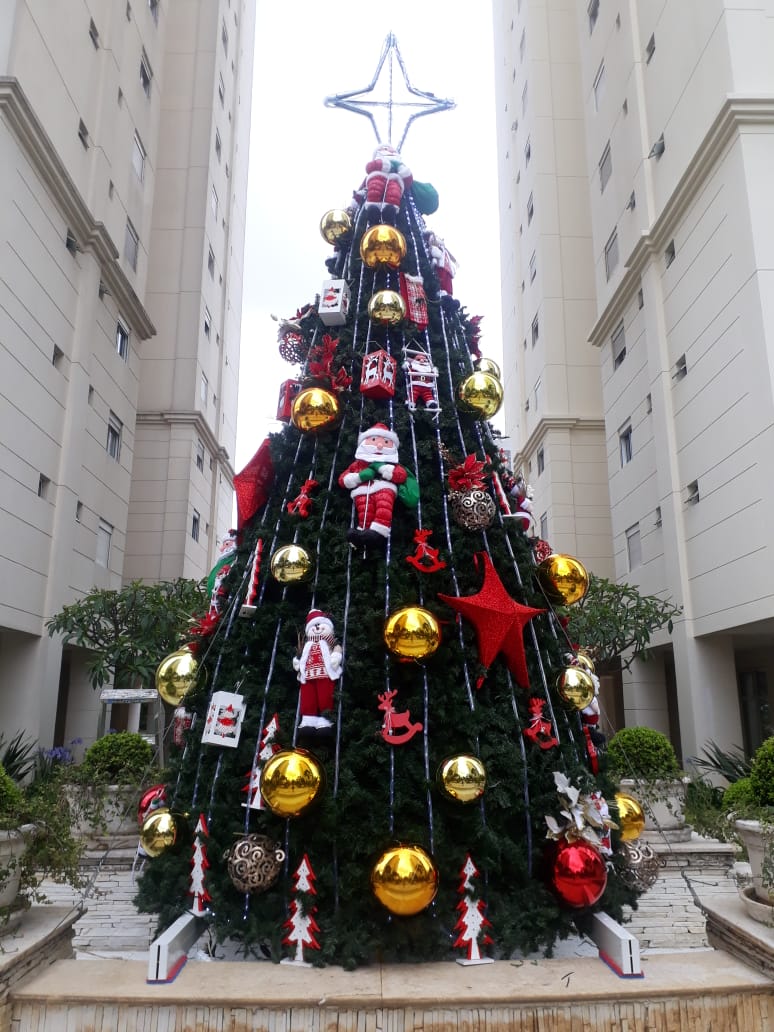 Árvore de Natal em edifício corporativo
