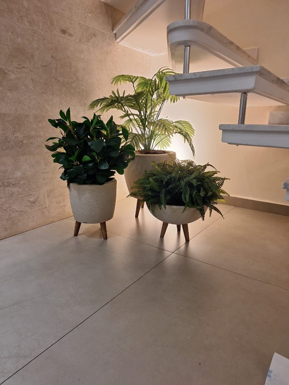 Lobby com escada de mármore