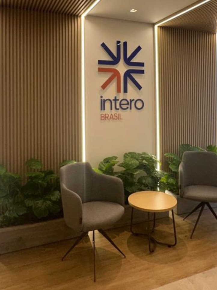 Recepção da Intero Brasil com folhagem permanente junto ao painel ripado