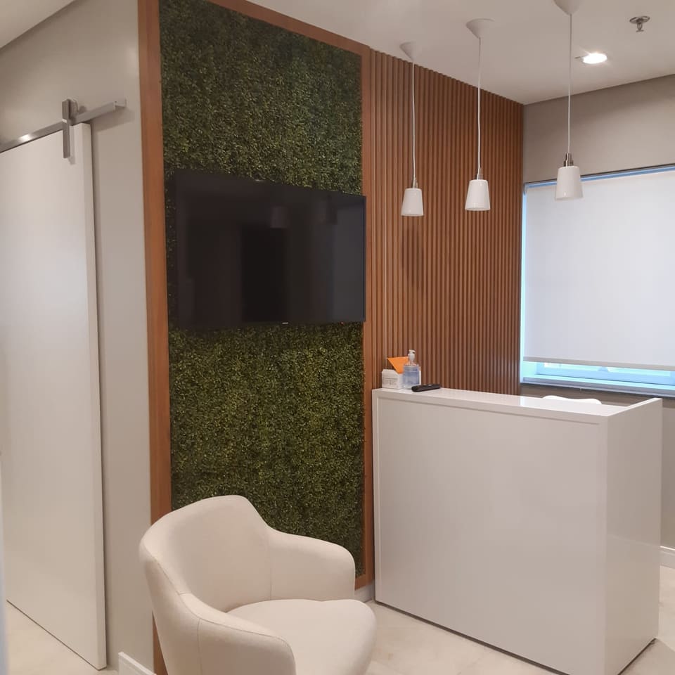 Recepção corporativa com plantas permanentes