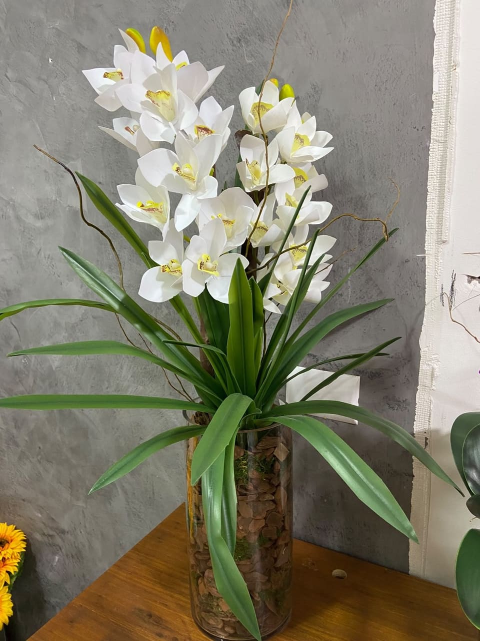 Arranjo de orquídea branca permanente em vaso de vidro